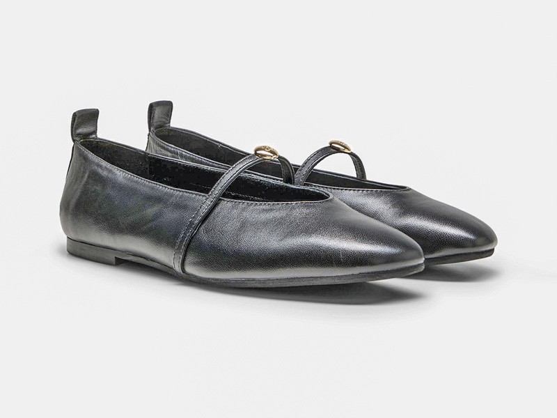 BALLERINAS BALERINAS TENDENCIA CALZADO TEMPORADA OTOÑO INVIERNO 2027 SERMA 159 hbeu50579250_001_200.jpg Las ballerinas combinan tiras, estampas y detalles visibles