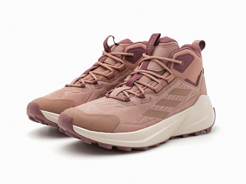 Outdoor boots with trekking DNA for the city