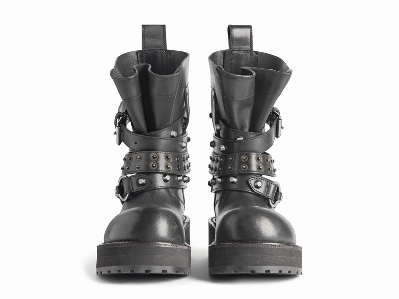 BOTAS BALENCIAGA MOTOQUERAS TENDENCIA 2026 SERMA FOTO-3.jpg The apocalyptic aesthetic of BALENCIAGA’s biker boots