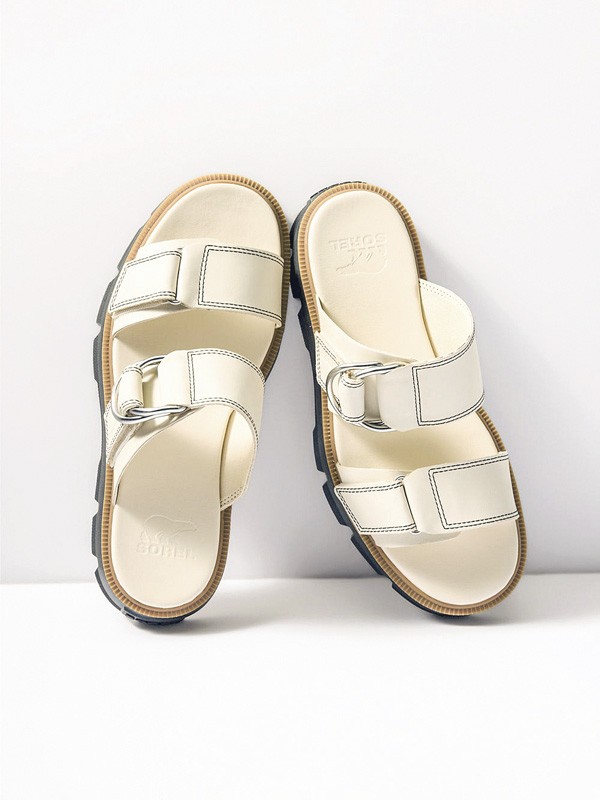 Herrajes transforman sandalias con hebillas, tachas y cruces
