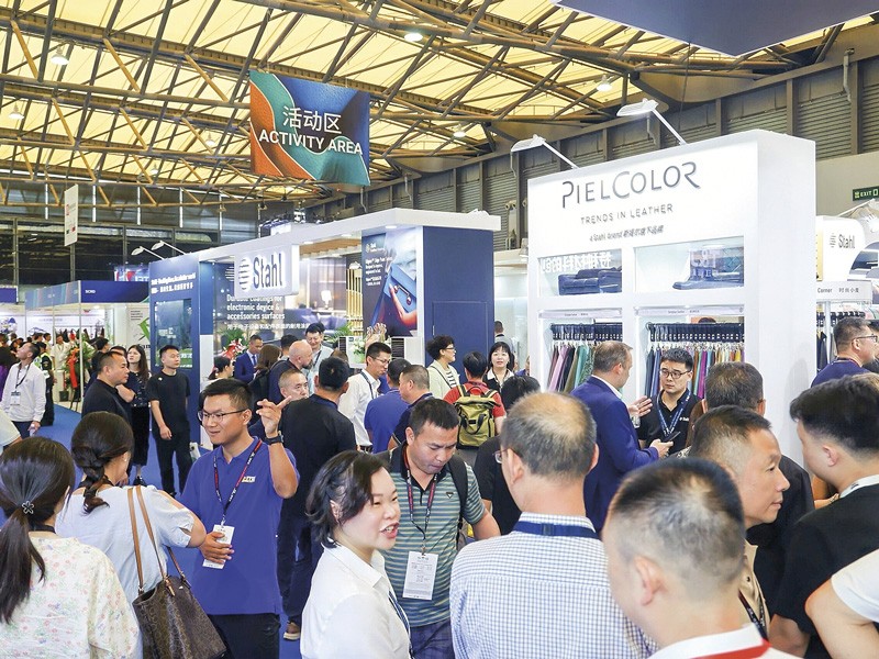 Otro evento en Asia, en el centro de la producción mundial, con masiva concurrencia.