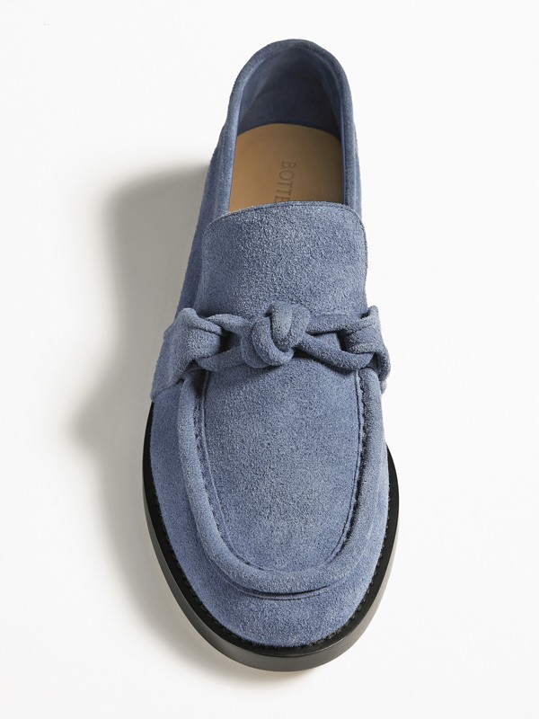 Mocasines femeninos suavizan siluetas con azul denim