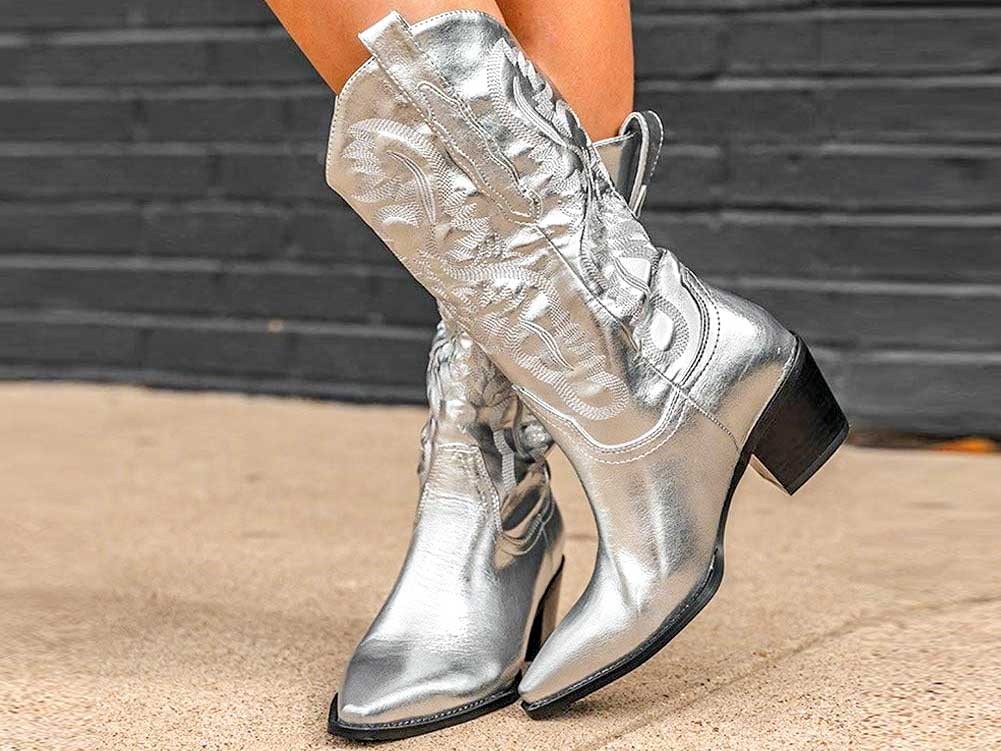 Winter lights up! Silver boots are trendy