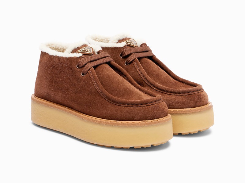 PRADA apuesta por las botinetas Wallaby con piel interior