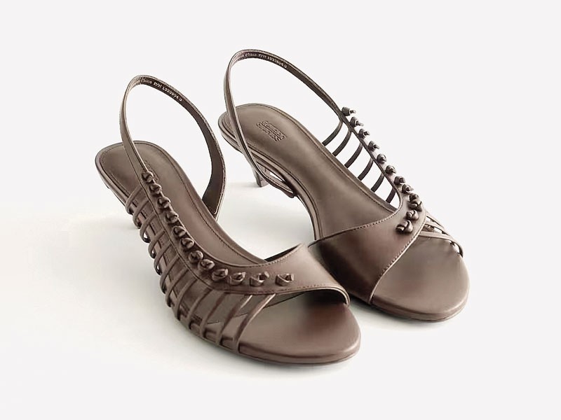 Sandalias altas equilibran tiras finas, color y volumen
