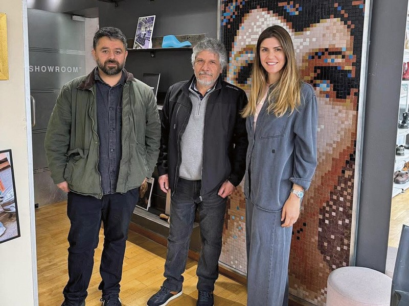 Agostina Ruíz, directiva de la empresa argentina, junto a visitantes al showroom en Chile.