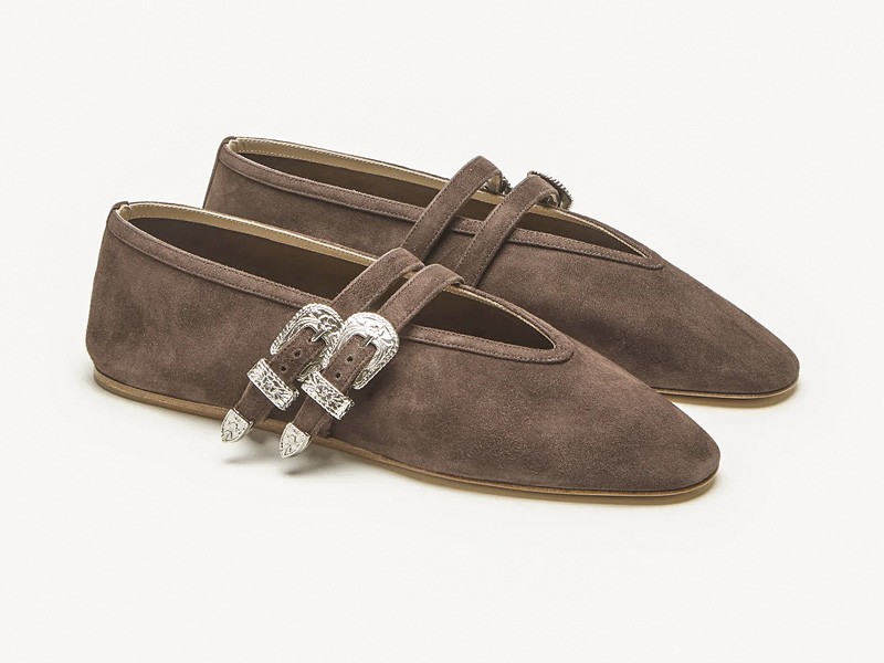 BALLERINAS BALERINAS TENDENCIA CALZADO TEMPORADA OTOÑO INVIERNO 2027 SERMA 159 BCS-SUE-CHO-2_1920x.jpg Las ballerinas combinan tiras, estampas y detalles visibles