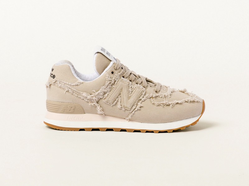 Las zapatillas  deshilachadas de NEW BALANCE y MIU MIU