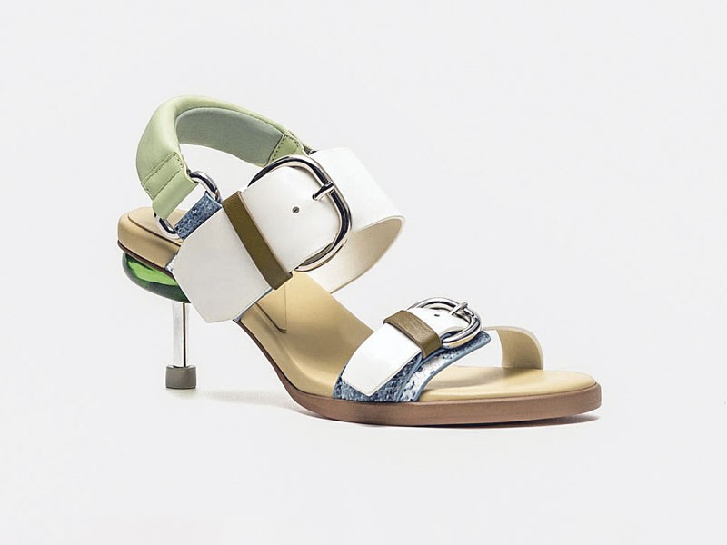 Sandalias altas equilibran tiras finas, color y volumen