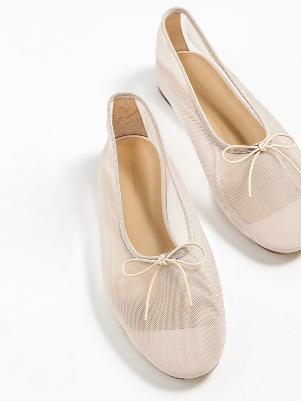 MATERIALES MESH MUJER CALZADO TENDENCIA PRIMAVERA VERNAO 2026 2027 SERMA 157mandb3067312688_1772729848920_2-0._QL90_UX1128_.jpg Mesh materials lighten women’s flats with transparency