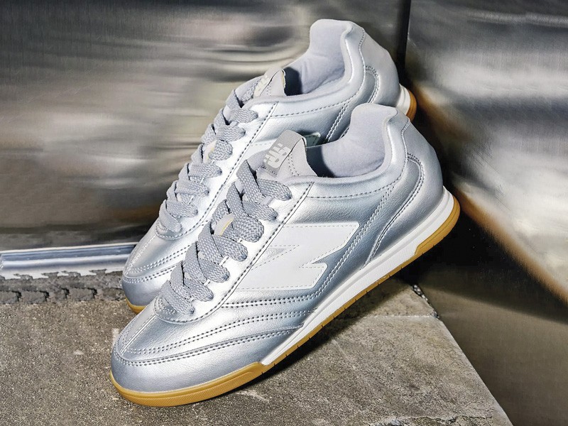 SNEAKERS RETRO FUTSAL MUJER TENDENCIA OTOÑO INVIERNO 2026 CALZADO SERMA156 89656250_007_b.jpg Calzado tipo futsal retro en clave sneakers urbana