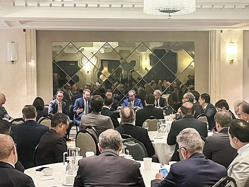 A Brazilian business mission, including representatives of the leather sector, discussed the 50% tariff imposed on its products in the United States.