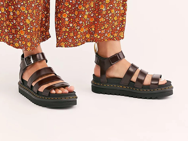 True to its style, DR. MARTENS presents new proposals in slides and sandals