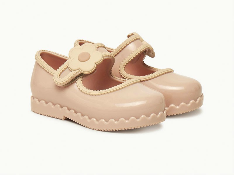 Mary jane infantiles realzan tiras y ornamentos en rosa suave