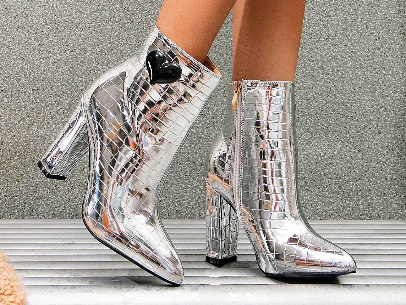 Winter lights up! Silver boots are trendy