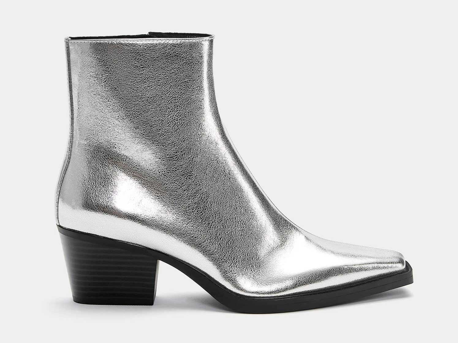 Winter lights up! Silver boots are trendy