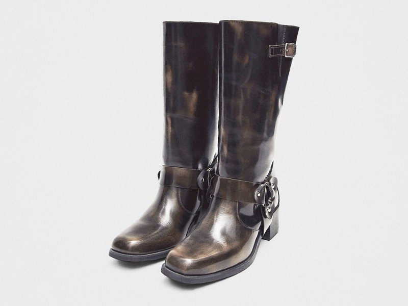 Botas altas en negros y marrones con foco en textura