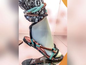 CALZADO-ZAPATO-MUJER-SANDALIAS-BAJAS-FOOTWEAR-SHOES-WOMAN-SANDALS-SERMA-IMG_3863.jpg