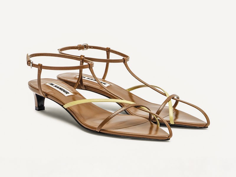 Sandalias altas equilibran tiras finas, color y volumen