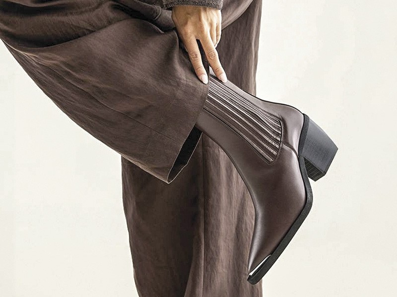 COLOR CHOCOLATE MUJER TENDENCIAS OTOÑO INVIENRO 2026 SERMA 156Liv-Loua-Metal-Links_1920x1920.jpg El color chocolate se afirma como tendencia cromática en calzado