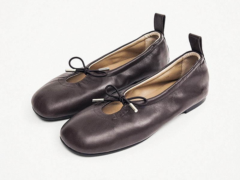 Laced ballerina flats with fine adjustment and urban profile