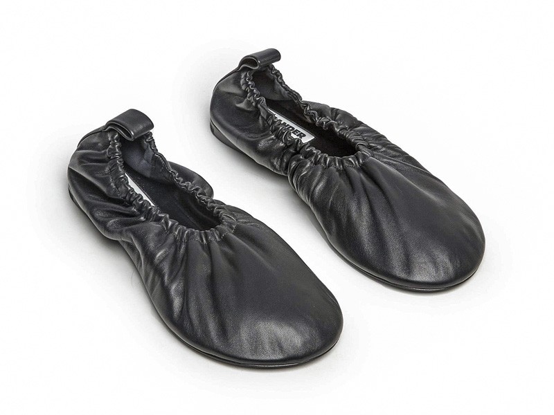 Low shoes with visible linings and soft volumes