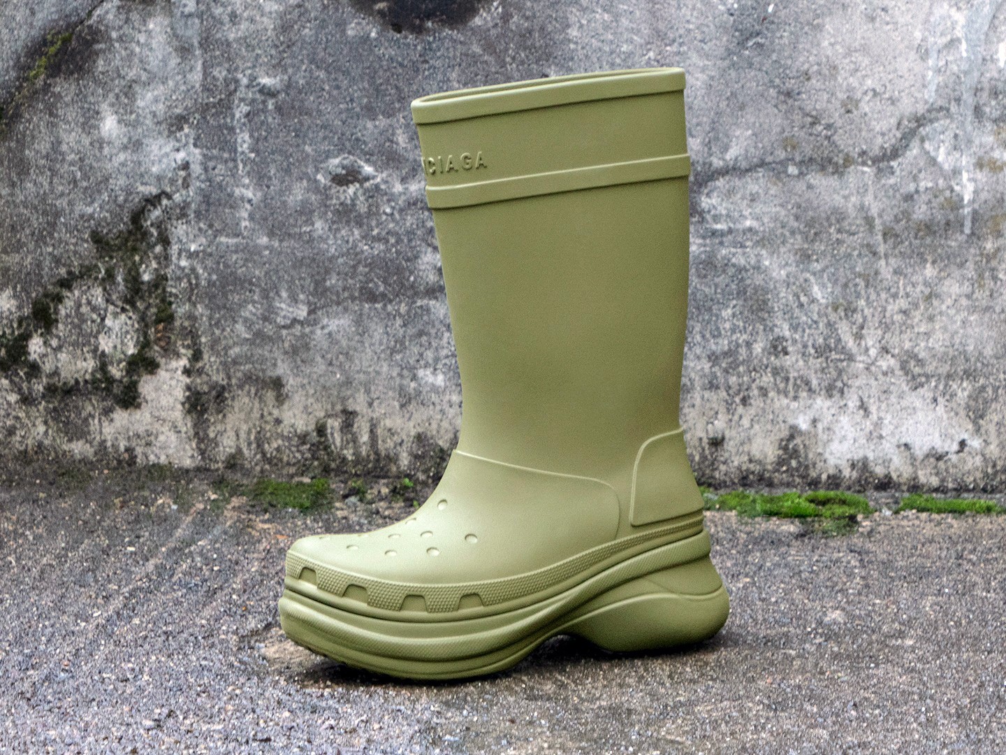 FASHION, WOMAN, BOOTS, THE-LATEST-FROM-BALENCIAGA-CROCS-RUBBER-BOOTS -  