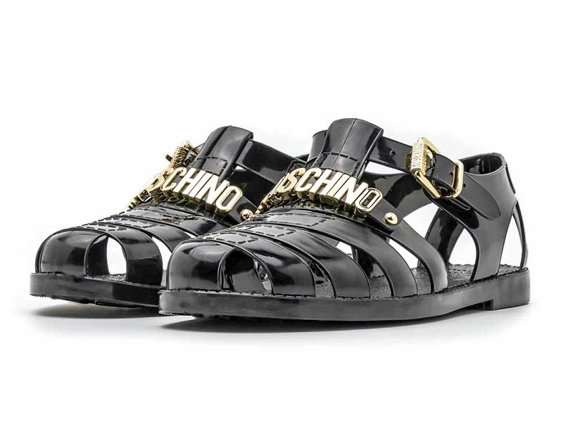 Classic sandals: Renewal on traditional models