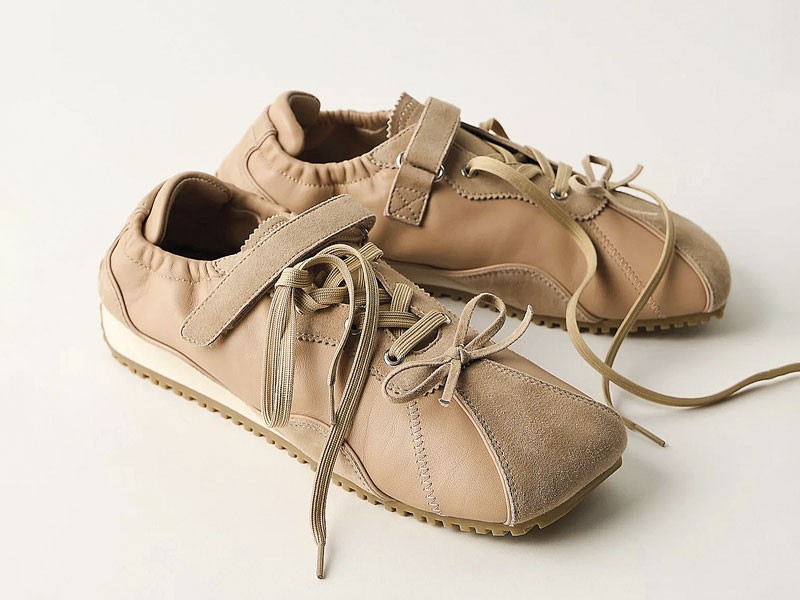 SNEAKERS FASHION ZAPA ZAPATILLA MUJER CALZADO TENDENCIA PRIMAVERA VERNAO 2026 2027 SERMA167descarga-(25).jpg Sneakers fashion combinan recortes, cordones y suelas onduladas