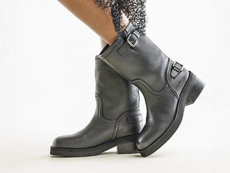 Botas biker con correas, hebillas y suela track