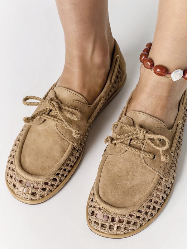 NAUTICOS MOCASINES CON CORDONES MUJER TENDENCIA CALZADO MARROQUINERIA BOLSOS CARTERAS PRIMAVERA VERANO 2026 SERMA 158 descarga-(19).jpg Woven boat shoes coordinate openwork, edges and laces