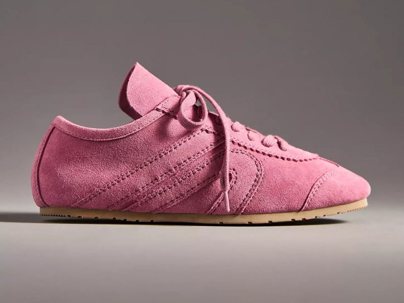 Slim-silhouettesneakers: a flat and lightweight sports model that hugs the foot. A key exampleof the “Welcome Slim” trend for summer 2027, in a vibrant Electric Fuchsiavariant. SERMA previews | Footwear fashion spring–summer 2026/27: goodbye chunky, welcome slim!