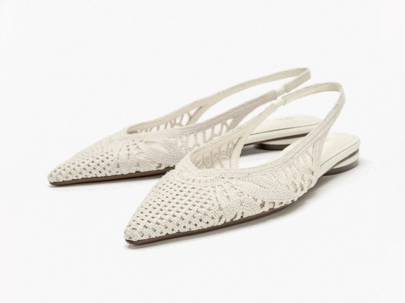 La geometría superficial transforma slingbacks femeninos