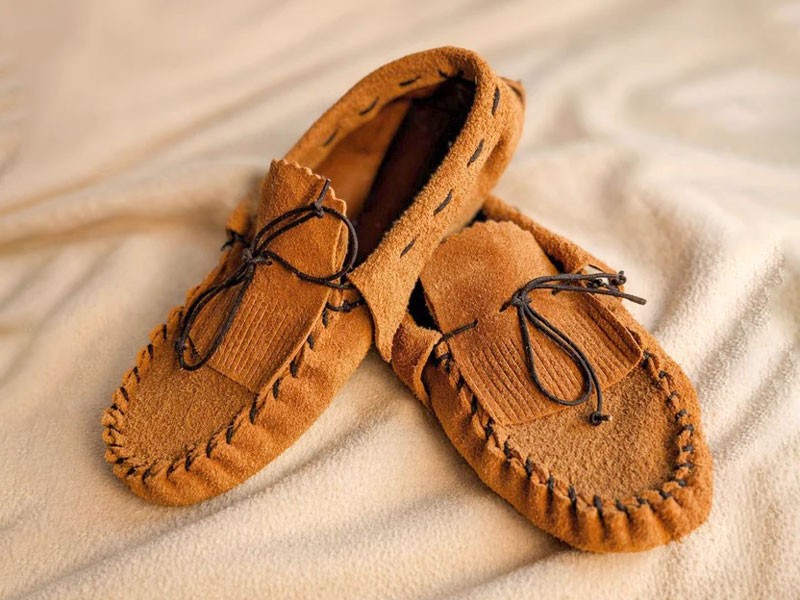 MOCASINES FRUNCIDO TENDENCIA PRIMAVERA VERANO 2026 2026 SERMA 157FOTO-2.-suede-DIY-moccasins_1_700x700.jpg ¿Cuál es el origen de la costura fruncida en los mocasines?