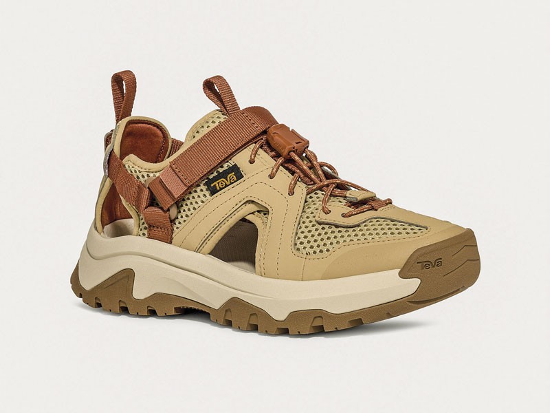 Urban sneakers combine mesh, laces and mixed soles