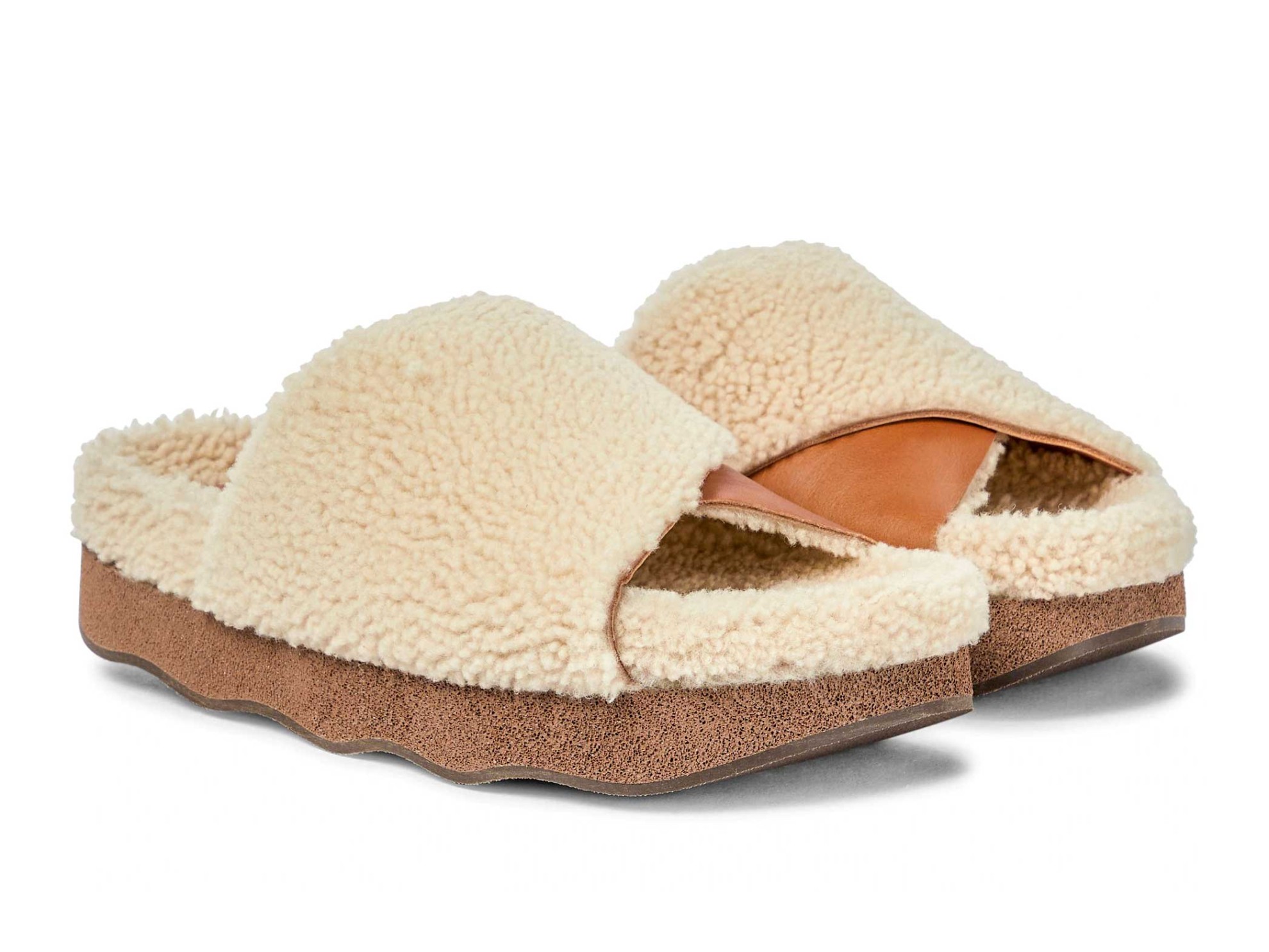 LATEST FASHION! Shearling shoes: the lambskin shoes that are trending in Europe