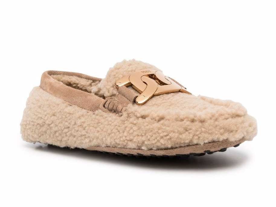 LATEST FASHION! Shearling shoes: the lambskin shoes that are trending in Europe