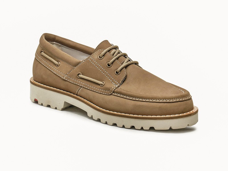 Náuticos masculinos combinan costuras moc, suelas y tonos neutros