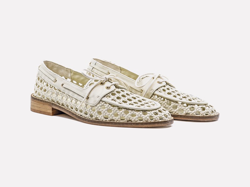NAUTICOS MOCASINES CON CORDONES MUJER TENDENCIA CALZADO MARROQUINERIA BOLSOS CARTERAS PRIMAVERA VERANO 2026 SERMA 158 andrea-gomez-white-carla-white-l.jpg Woven boat shoes coordinate openwork, edges and laces