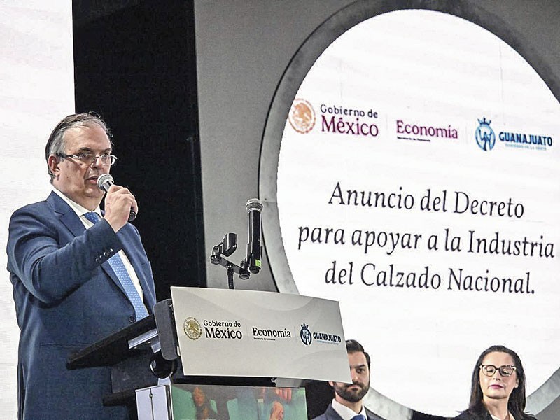 Finalmente, el Secretario de Economía anunció la imposición de cuotas compensatorias a los productos orientales, tras investigación antidumping.