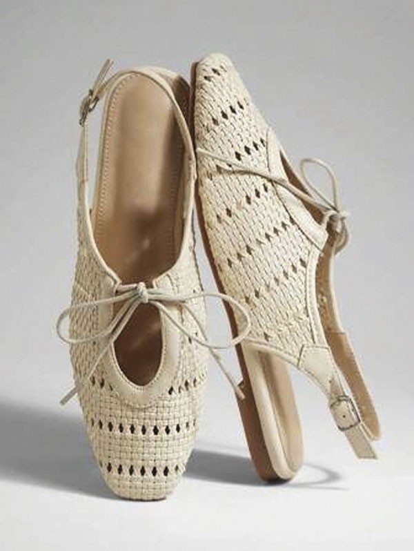 Slingbacks tramados destacan puntas finas y tiras posteriores