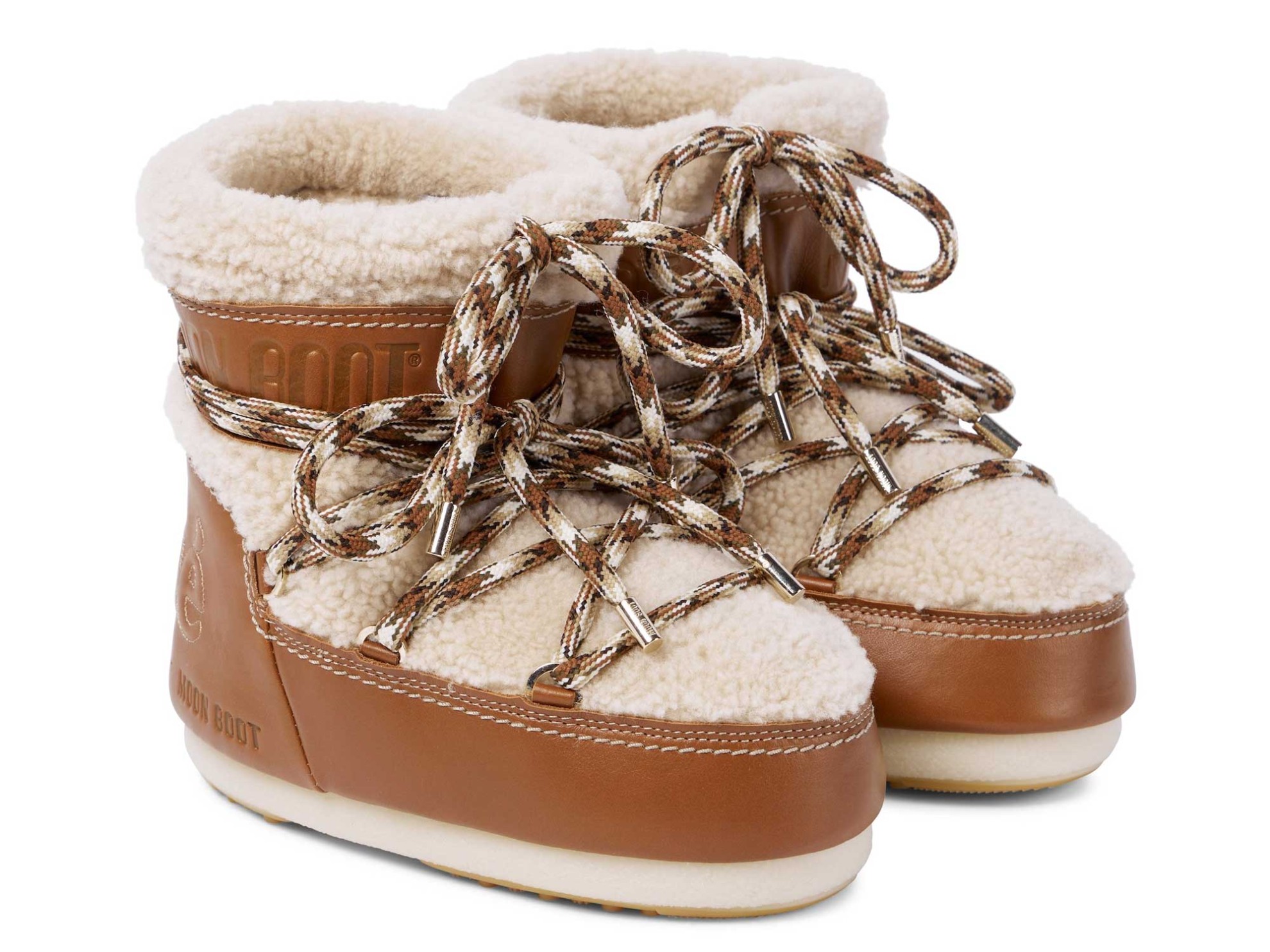 LATEST FASHION! Shearling shoes: the lambskin shoes that are trending in Europe