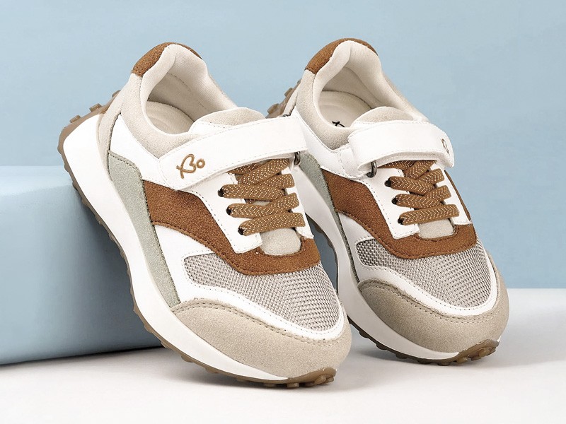 Kids sneakers with mixed closures and high-volume soles