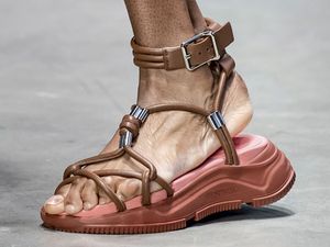 CALZADO-ZAPATO-MUJER-ABIERTO-OUTDOOR-CHUNKY-PRIMAVERA-VERANO-FOOTWEAR-SHOES-WOMAN-SPRING-SUMMER-SERMA-2.-Sportmax+Spring+2020+Details+K2a8zSiG8M8x.jpg