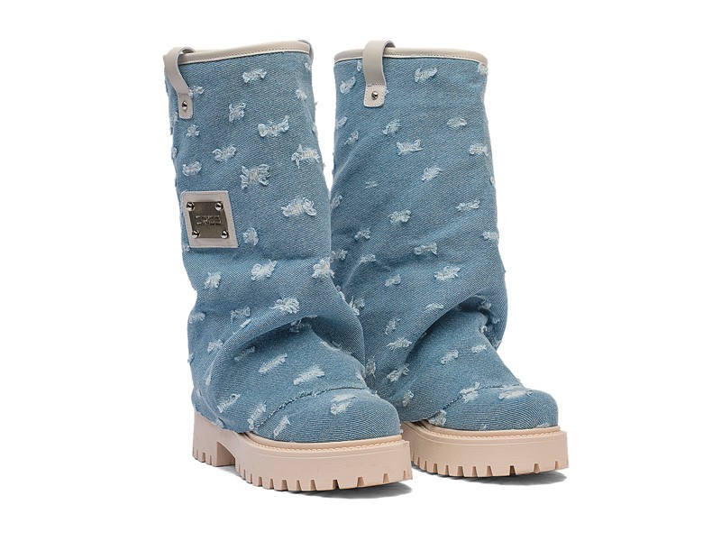 They are taking Europe by storm! The slouchy boots boom