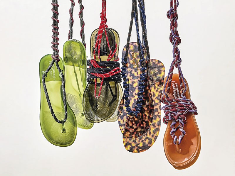 OJOTAS MUJER CALZADO TENDENCIA PRIMAVERA VERNAO 2026 2027 SERMA167descarga-(2).jpg Beach flip-flops build identity through color and flat soles