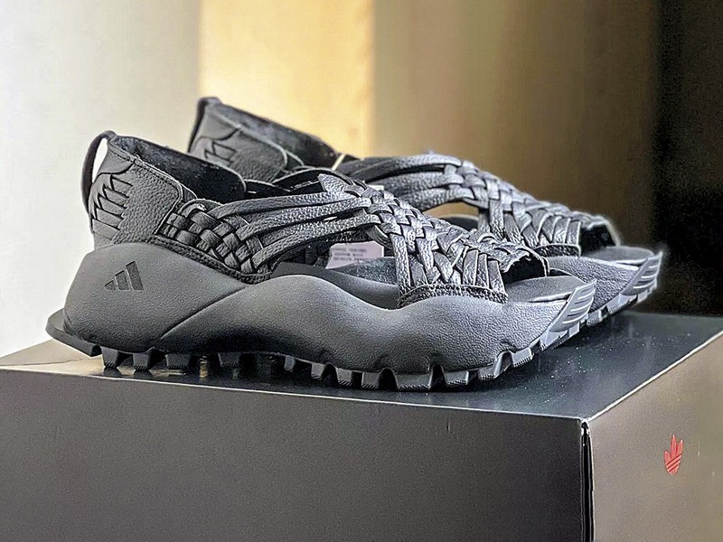 El modelo “Oaxaca Slip On” de ADIDAS, cuestionado por apropiación cultural.
