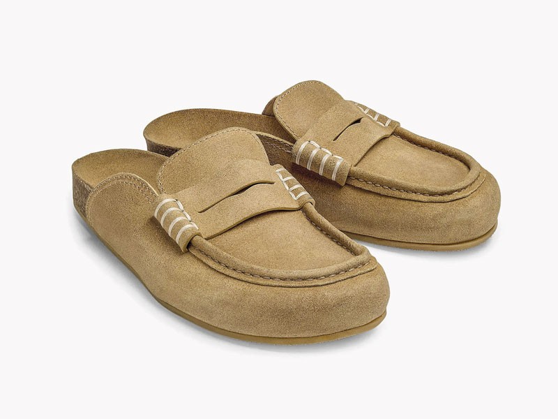 Mules tipo mocasín activan lazos, hebillas y texturas