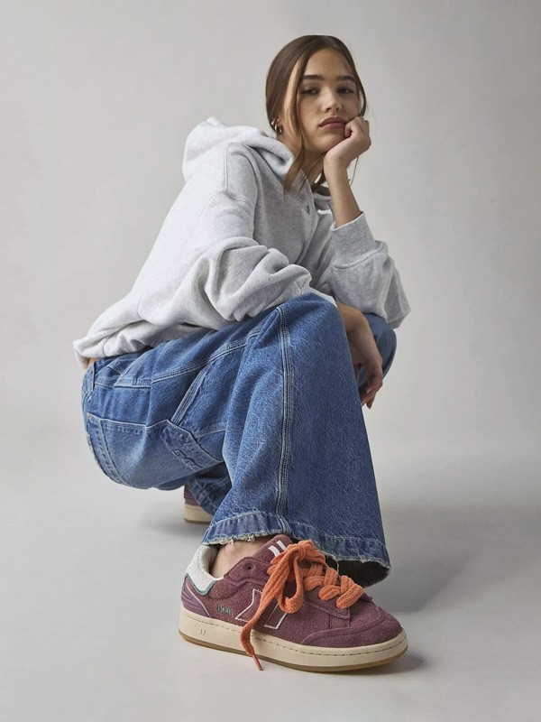 SNEAKERS RETRO FUTSAL MUJER TENDENCIA OTOÑO INVIERNO 2026 CALZADO SERMA156 100906627_061_b.jpg Calzado skater con suelas vulcanizadas y perfiles bajos