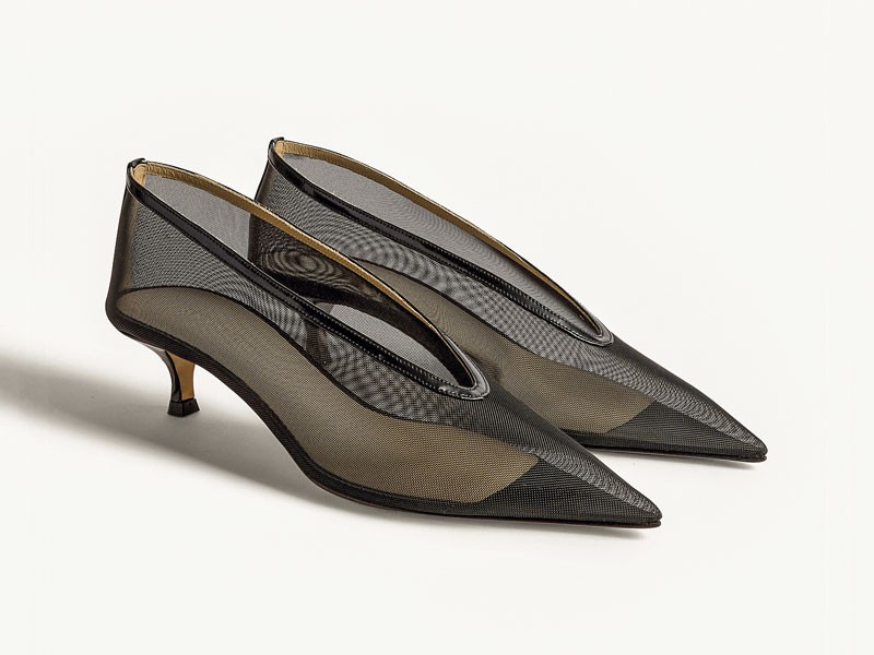 Zapatos altos combinan puntas finas, tramas y tacos